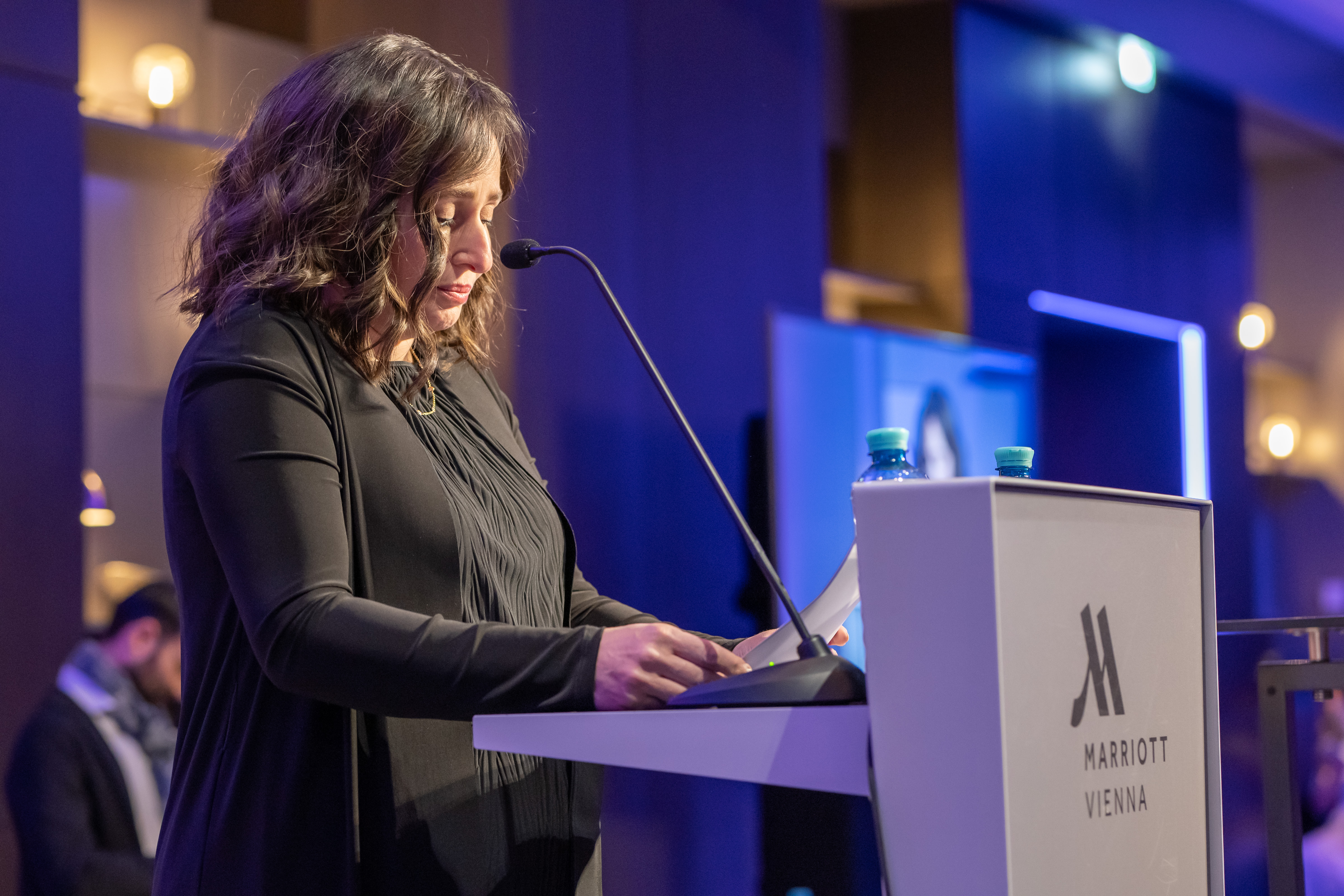 Frau spricht bei der WOW Experience im Marriott Vienna