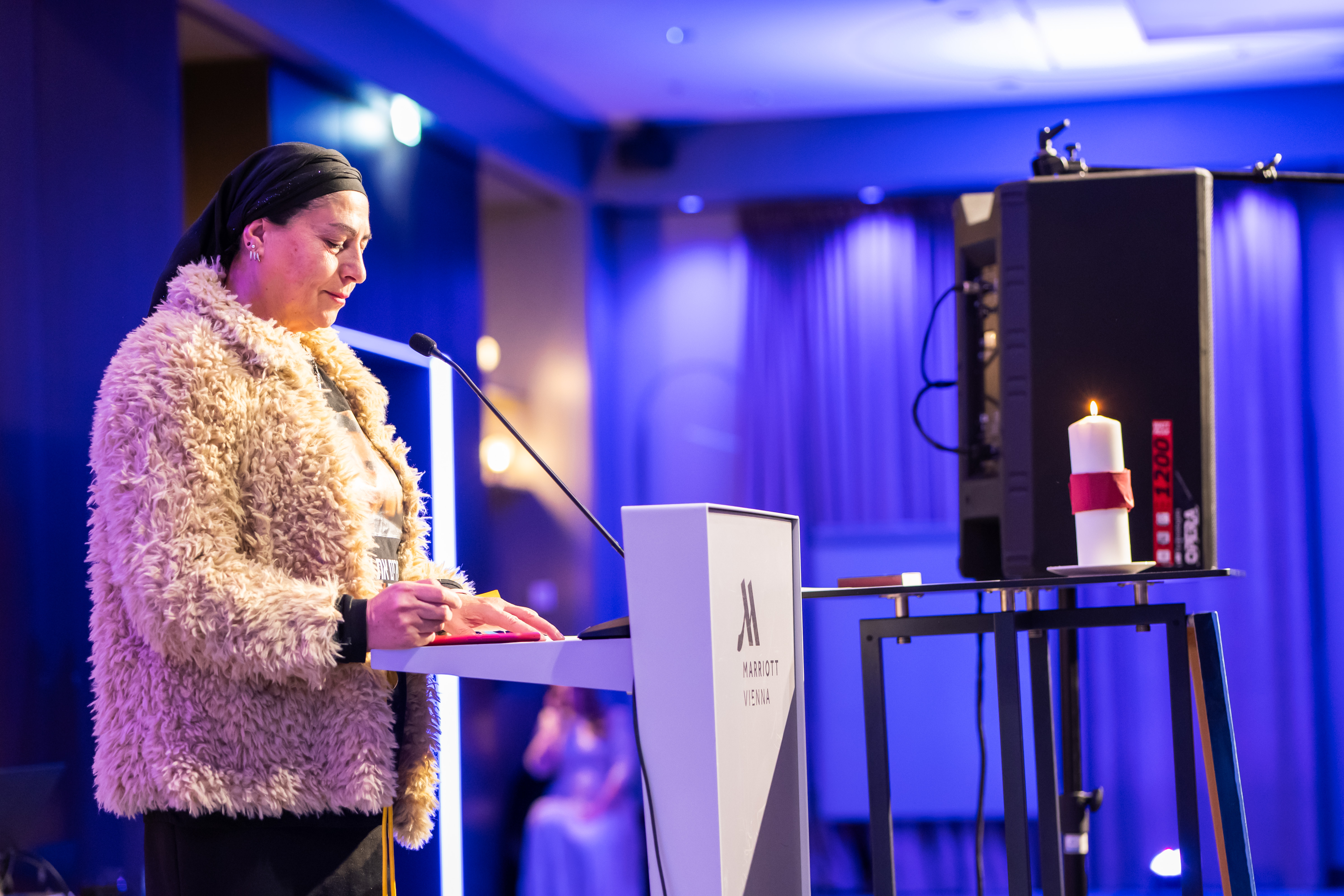 Frau spricht bei der WOW Experience im Marriott Vienna