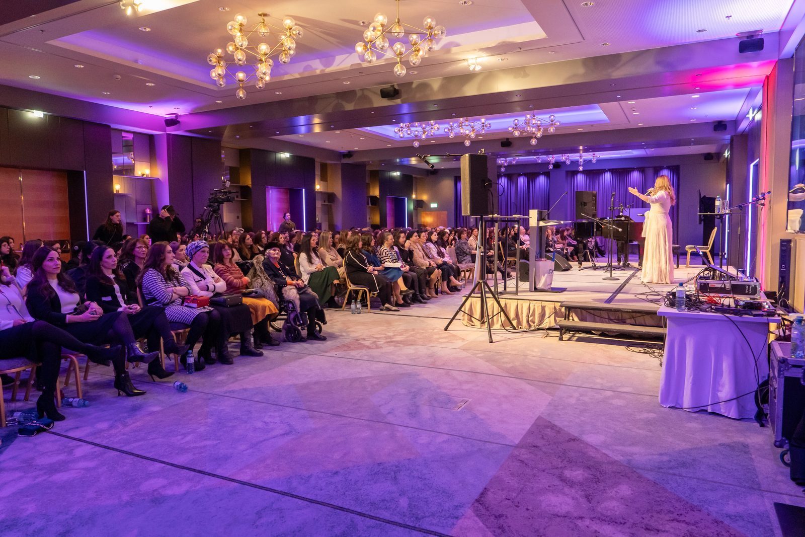 Festlicher Konzertabend der WOW Experience mit vollem Saal